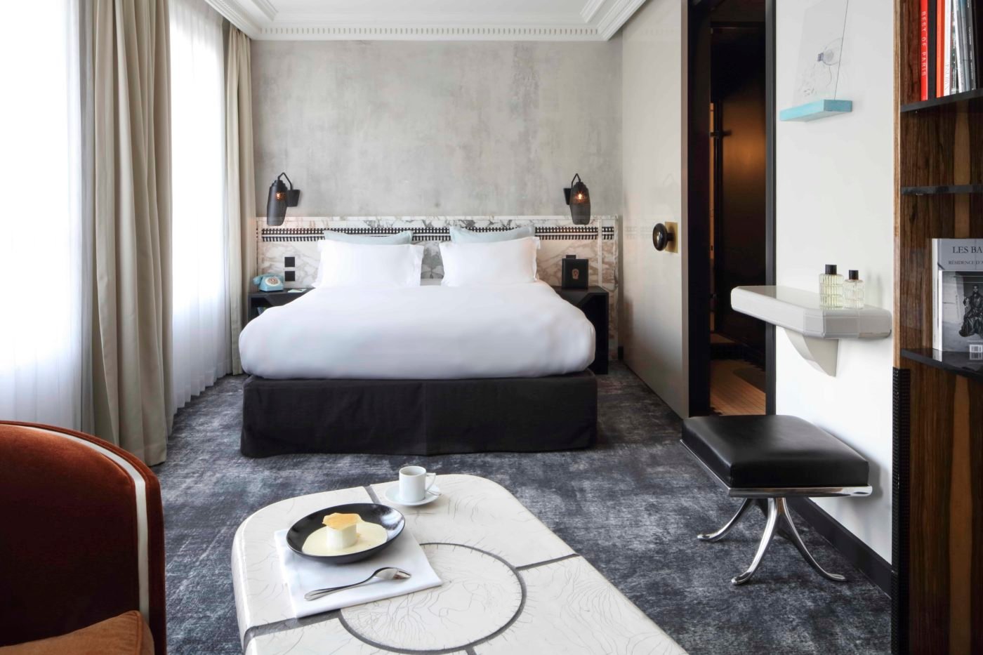 إقامة رومانسية مثالية للثنائي في فنادق باريس الفخمة 4